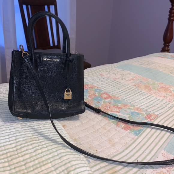 Micheal kors crossbody with lock - Picture 4 of 4